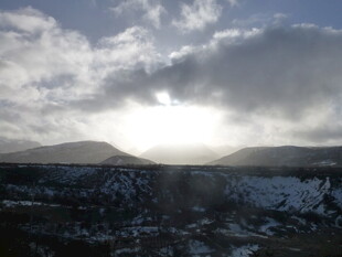 山间云隙透阳光美景