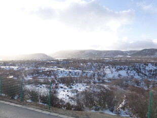 冬日雪覆城镇远景