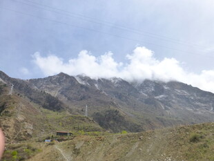 壮丽山景 蓝天白云相伴