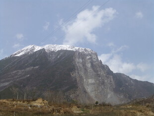 巍峨雪山下的壮丽山峰
