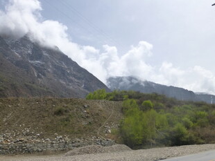 山间路旁绿意与远山景色