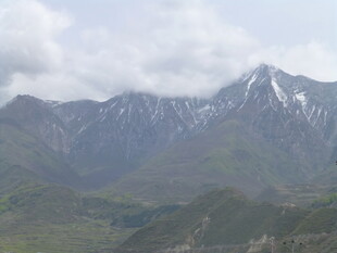 巍峨雪山与葱郁山峦
