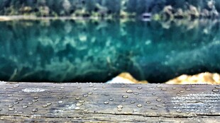 清澈湖水边的木质平台