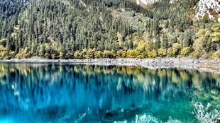 梦幻蓝湖 山林环绕的美景