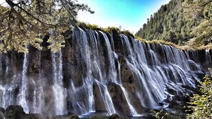 山间层叠瀑布景观