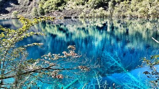 梦幻蓝湖 山水相依之景