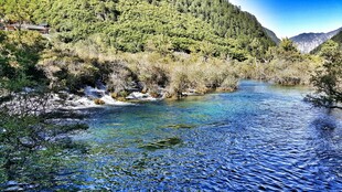 山间清澈河流自然风光