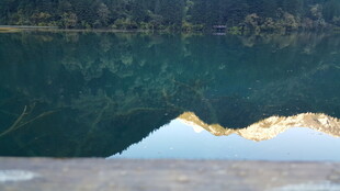 湖面倒映山峦美景