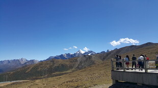 雪山美景前的观景人群