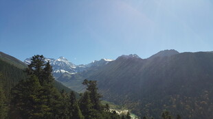高山美景 阳光照耀山谷