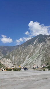 壮丽山景下的开阔场地