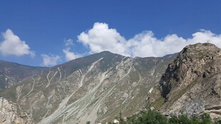 壮丽高山蓝天美景