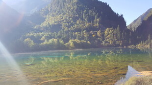 秀丽山水间的澄澈湖水