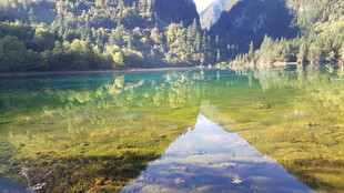 清澈湖景倒映山间美景