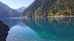 静谧湖景映山峦
