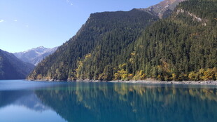 静谧山水间的幽蓝湖泊