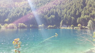 湖畔美景 阳光洒落山水间