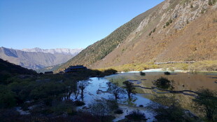 山间静谧湖泊美景