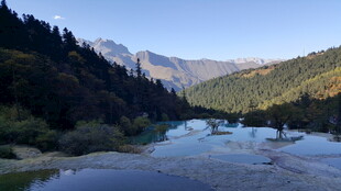 山间清澈河流与葱郁山林
