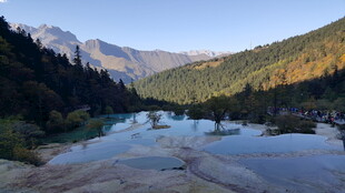 山间静美湖泊风光