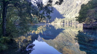静谧山林中的澄澈幽蓝湖水