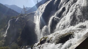 壮观山间瀑布景色