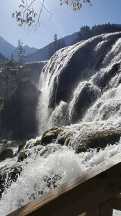 壮观瀑布水流奔腾而下