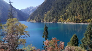 美丽的高山湖泊景观