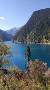 秋日湖畔的山水美景