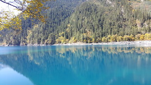 蓝湖青山美景如画