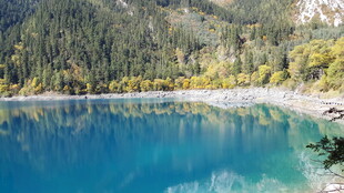 梦幻蓝湖 山林环绕美景