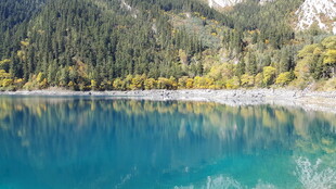 梦幻蓝湖 山林环绕美景