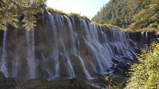 壮观瀑布 山林间的自然美景