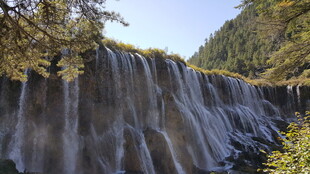 山间壮丽瀑布景观