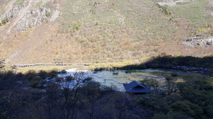 山间露营地景观