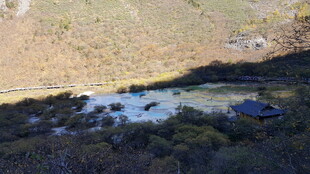 山间静谧小湖与周边景致