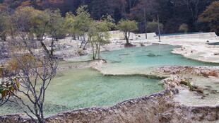 美丽多彩的天然温泉景观