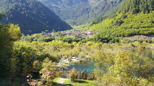 山间秀丽村落与湖景风光
