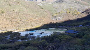 山间静谧湖泊风景