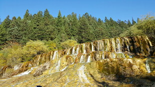 壮观钙华瀑布景观