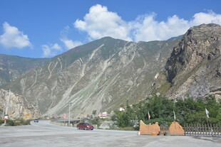 山间公路旁的多彩建筑