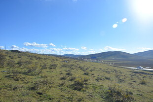 阳光照耀下的山野风光