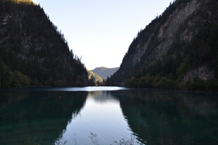 静谧山谷中的澄澈湖水