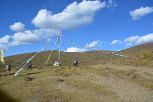 草原上的经幡与游人