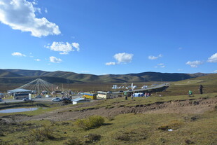 山间开阔地的美丽景象