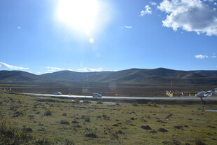 公路边的开阔山野风光