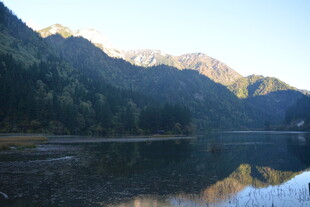 山间宁静湖水美景