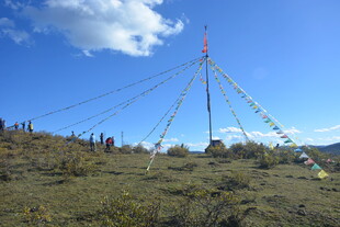 草原上的经幡旗杆景观