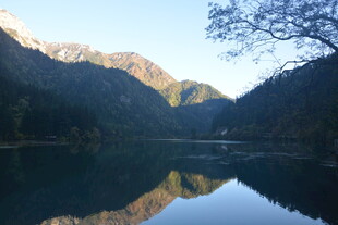 静谧山水湖景倒影风光