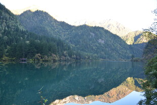 山水相依的静谧湖景